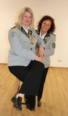 Beste Dame und Kreisk&ouml;nigin Manon Klu&szlig;mann (li) mit Adjutantin Verena Mojen  (Bild vergr&ouml;&szlig;ern)