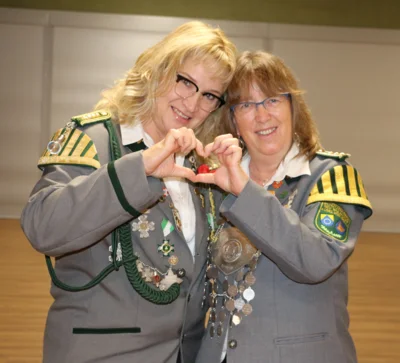 Beste Spielfrau Kirsten Bunnies (re) mit ihrer Adjutantin D&ouml;rte Steffens  (Bild vergr&ouml;&szlig;ern)