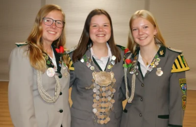 Jungsch&uuml;tzenk&ouml;nigin Kim Alina Wittkowsky mit ihren Adjutantinnen Janina (li) und Nina Wittkowsky  (Bild vergr&ouml;&szlig;ern)