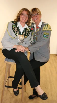 Vizek&ouml;nigin Nicole Matenia (li) mit Adjutantin Cornelia Blecken  (Bild vergr&ouml;&szlig;ern)