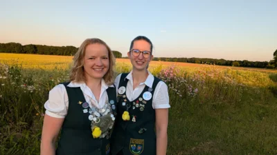 Vogelk&ouml;nigin Ann-Katrin Hinze (li) mit ihrer Adjutantin Victoria Prigge  (Bild vergr&ouml;&szlig;ern)