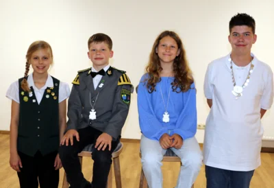 v l  Kinderk&ouml;nigin Lennja Gutknecht, Prinz Mark Rusch, Prinzessin Mia Ahlfeld und Kinderk&ouml;nig Maximilian Merken  (Bild vergr&ouml;&szlig;ern)