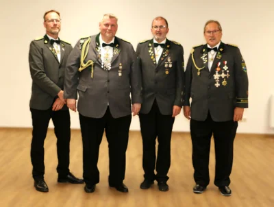 Der neue K&ouml;nig der K&ouml;nige Kai Greu&szlig;lich (2.v.l.) und sein Vorg&auml;nger J&uuml;rgen Prigge (2.v.r.)  (Bild vergr&ouml;&szlig;ern)