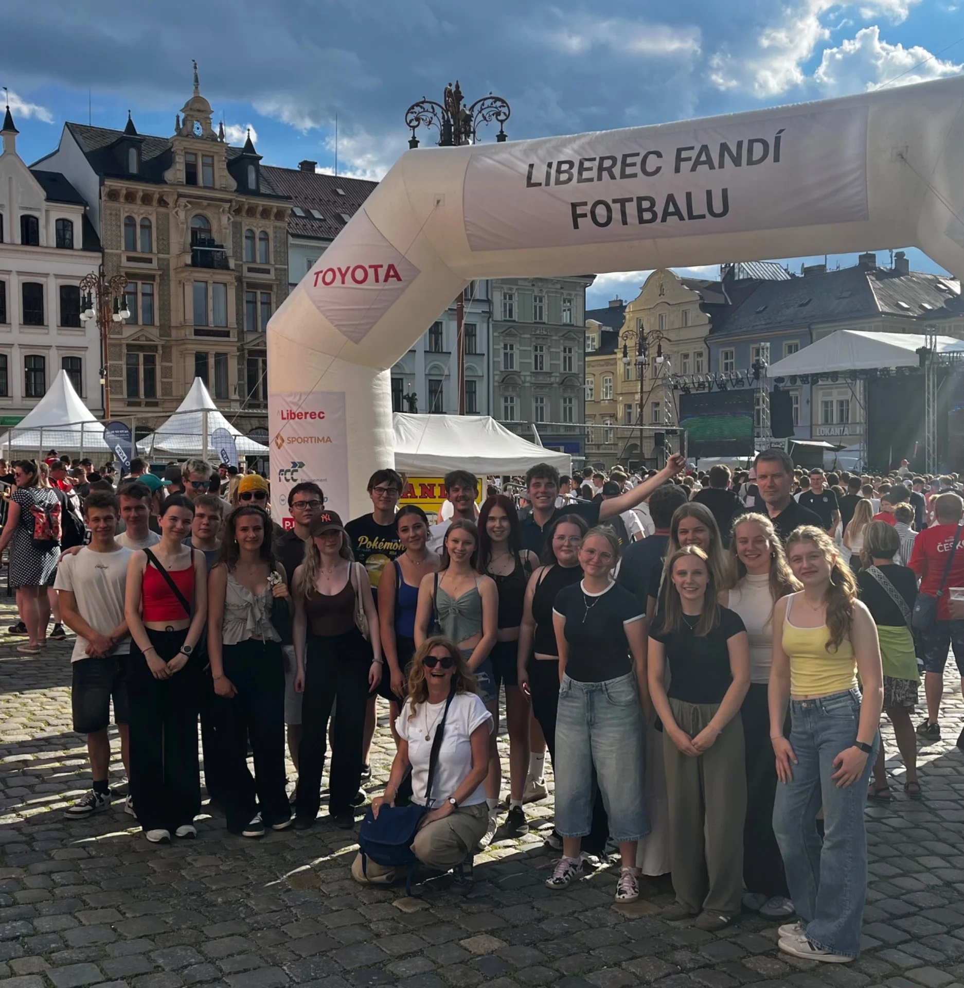 Bild: Schüler auf Marktplatz in Liberec beim Public Viewing