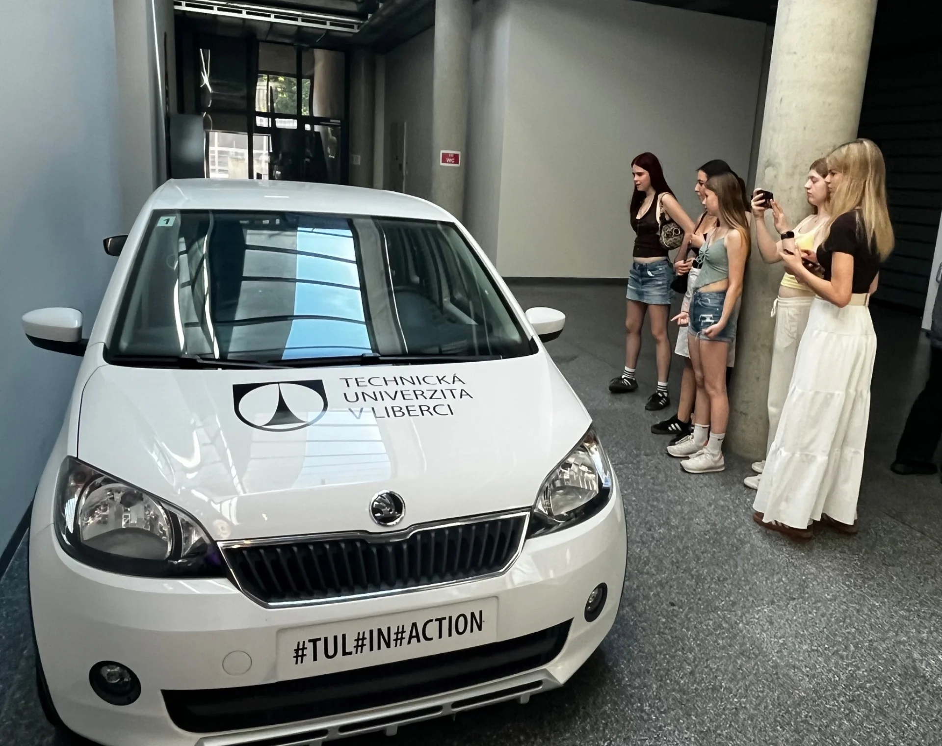 Bild: Schülerinnen betrachten Auto der Technischen Universität