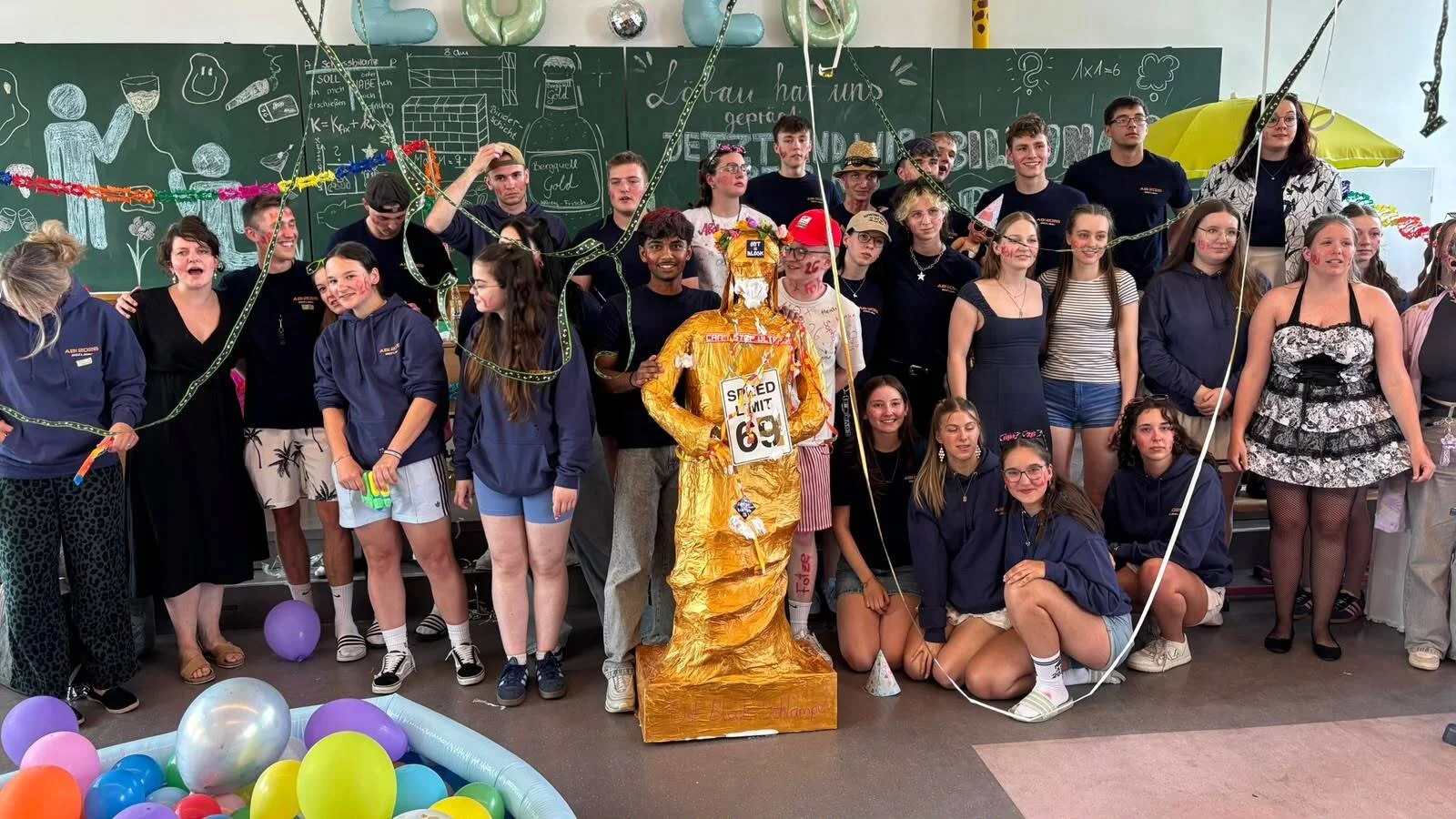 Bild: Gruppenbild der Schüler:innen des Abiturjahrgangs nach dem letzten Schultag