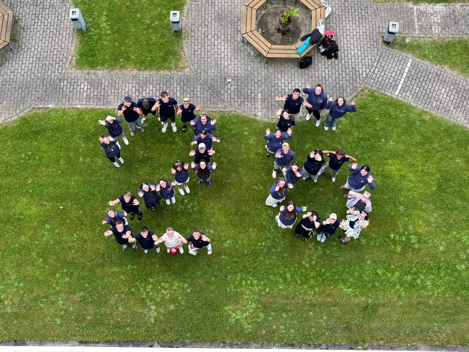 Bild: Schüler bilden eine 26
