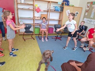 Foto des Albums: Erfolgreiche Schulhund-Prüfung: Ilvy hat gemeinsam mit den Kindern den Praxistest bestanden