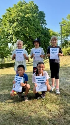 Die Erstplatzierten der Klassen 1 - 3 im Medizinballsto&szlig;en 