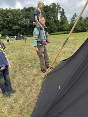 Zelte vor dem Regen sichern 