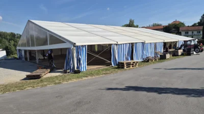 Foto des Albums: Zeltaufbau
