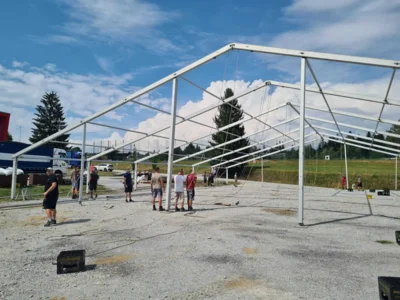 Foto des Albums: Zeltaufbau