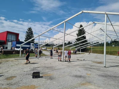 Foto des Albums: Zeltaufbau