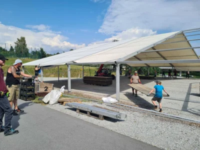 Foto des Albums: Zeltaufbau