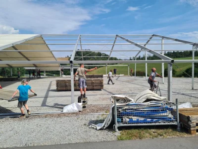 Foto des Albums: Zeltaufbau