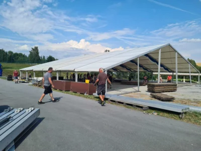 Foto des Albums: Zeltaufbau