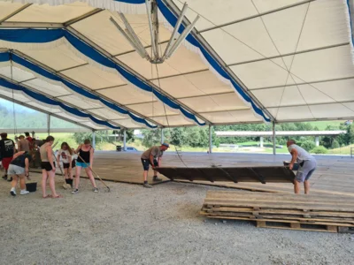 Foto des Albums: Zeltaufbau