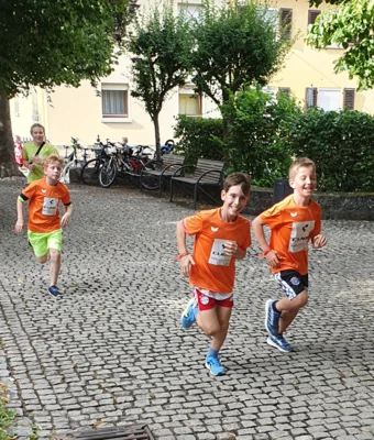 Foto des Albums: Kleine Füße, riesiger Einsatz