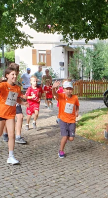 Foto des Albums: Kleine Füße, riesiger Einsatz