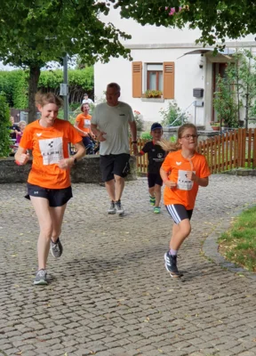 Foto des Albums: Kleine Füße, riesiger Einsatz