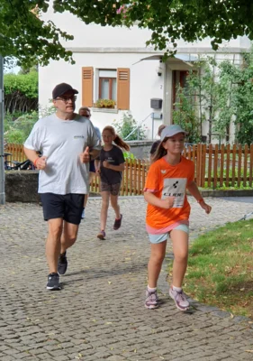 Foto des Albums: Kleine Füße, riesiger Einsatz