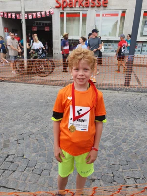 Foto des Albums: Kleine Füße, riesiger Einsatz