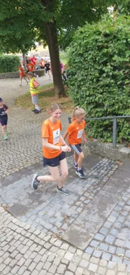 Foto des Albums: Kleine Füße, riesiger Einsatz