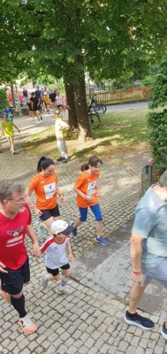 Foto des Albums: Kleine Füße, riesiger Einsatz