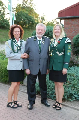 15 Jahre im Sch&uuml;tzenverein (v l ) Verena Mojen, Egon-Werner Gro&szlig; und Kristin Hinze  (Bild vergr&ouml;&szlig;ern)