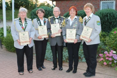 50 Jahre im Sch&uuml;tzenverein (v l ) Enka Wiegers, Angela Wiegers, Hans-J&uuml;rgen Reimann, Birgit R&ouml;bker und Bianca Prigge  (Bild vergr&ouml;&szlig;ern)