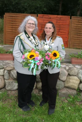 Beste Dame Jenny Hogrefe (re) mit ihrer Adjutantin Nicoletta Greu&szlig;lich  (Bild vergr&ouml;&szlig;ern)