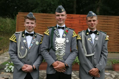 Jungsch&uuml;tzenk&ouml;nig Pascal Pohl mit seinen Adjutanten Marlin Lemke (li) und Jannis Klu&szlig;mann  (Bild vergr&ouml;&szlig;ern)