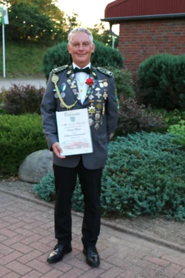Klaus Meier wurde f&uuml;r 25 Jahre Vereinszugeh&ouml;rigkeit mit der Silbernen Vereinsnadel ausgezeichnet  (Bild vergr&ouml;&szlig;ern)
