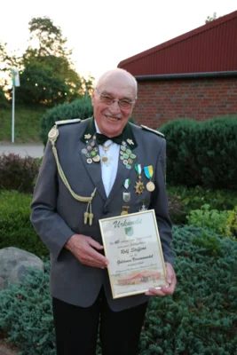 Rolf Steffens wurde f&uuml;r 60 Jahre Mitgliedschaft mit der Goldenen Vereinsnadel ausgezeichnet  (Bild vergr&ouml;&szlig;ern)