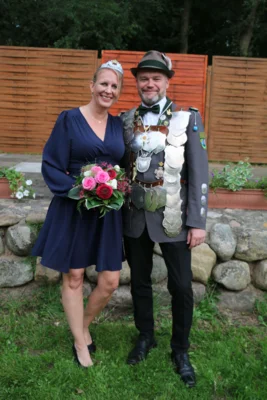 Sch&uuml;tzenk&ouml;nig Sven Neumann von Krenski mit Ehefrau Nastassja von Krenski  (Bild vergr&ouml;&szlig;ern)