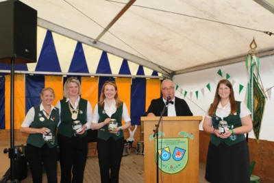 Sockenrichter Matthias Groth und das Kindersch&uuml;tzenfestteam  (Bild vergr&ouml;&szlig;ern)