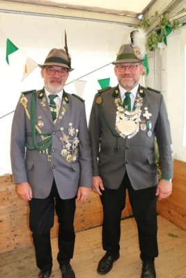 Vogelk&ouml;nig Thies Klu&szlig;mann (re) mit seinem Adjutanten Detlef Cohrs  (Bild vergr&ouml;&szlig;ern)