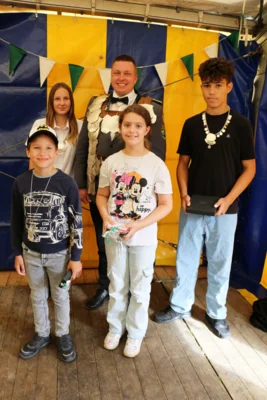 (v l ) Prinz Maxim Allerdings, Kinderk&ouml;nigin Maila von Krenski, Prinzessin Melina Maeder, Kinderk&ouml;nig Jonte Domeier mit Sch&uuml;tzenk&ouml;nig Dani Hogrefe  (Bild vergr&ouml;&szlig;ern)
