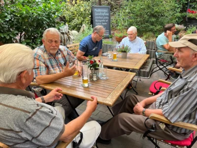 Biergarten fest in unserer Hand 