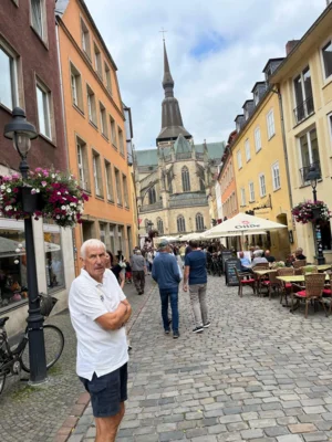 Er hat sie gefunden. Marienkirche im Hintergrund 