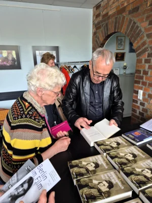 5.5.26 Paul-Werner Wagner signiert das Buch 