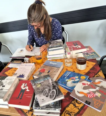 17.6.26 Doreen Mechsner signiert einige B&uuml;cher 