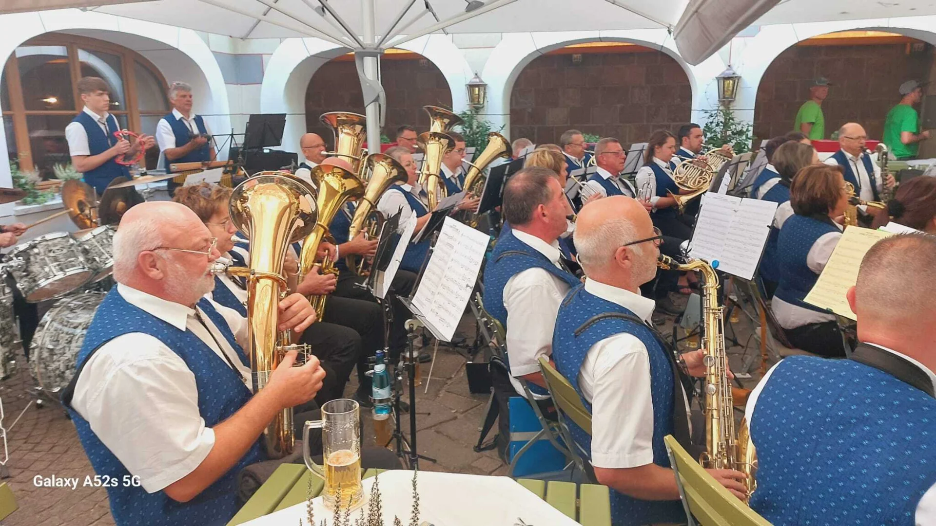 Bild: Frühschoppenkonzert im Forstbräu-Biergarten in Meran