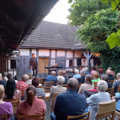 Foto des Albums: Der Berliner Liedermacher und Musikproduzent Andreas Albrecht gibt im Rahmen der Liedertour ein Hofkonzert im alten Pfarrhof