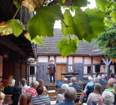 Foto des Albums: Der Berliner Liedermacher und Musikproduzent Andreas Albrecht gibt im Rahmen der Liedertour ein Hofkonzert im alten Pfarrhof