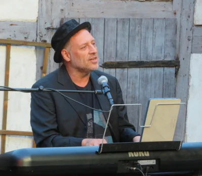 Fotoalbum Der Berliner Liedermacher und Musikproduzent Andreas Albrecht gibt im Rahmen der Liedertour ein Hofkonzert im alten Pfarrhof