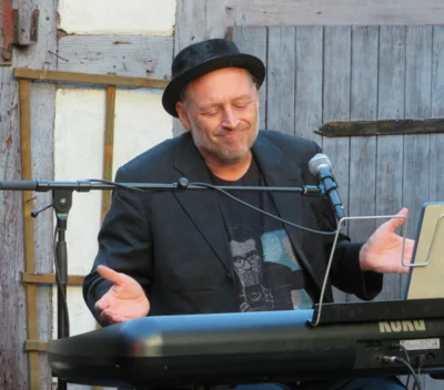 Foto des Albums: Der Berliner Liedermacher und Musikproduzent Andreas Albrecht gibt im Rahmen der Liedertour ein Hofkonzert im alten Pfarrhof