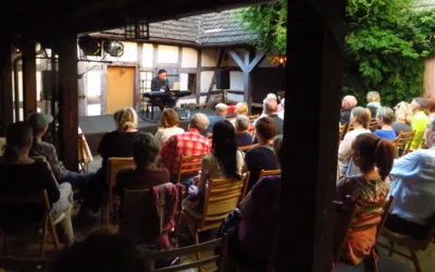 Foto des Albums: Der Berliner Liedermacher und Musikproduzent Andreas Albrecht gibt im Rahmen der Liedertour ein Hofkonzert im alten Pfarrhof