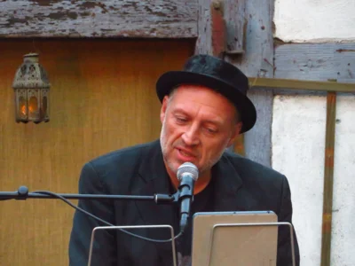 Foto des Albums: Der Berliner Liedermacher und Musikproduzent Andreas Albrecht gibt im Rahmen der Liedertour ein Hofkonzert im alten Pfarrhof