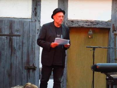 Foto des Albums: Der Berliner Liedermacher und Musikproduzent Andreas Albrecht gibt im Rahmen der Liedertour ein Hofkonzert im alten Pfarrhof